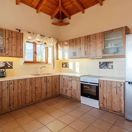 Mani Panoramic Views - Private Sunny Retreat Levktron