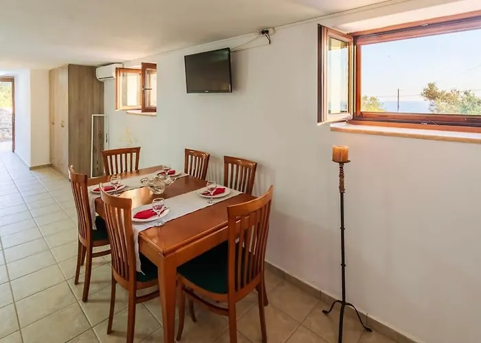 Mani Panoramic Views - Private Sunny Retreat *